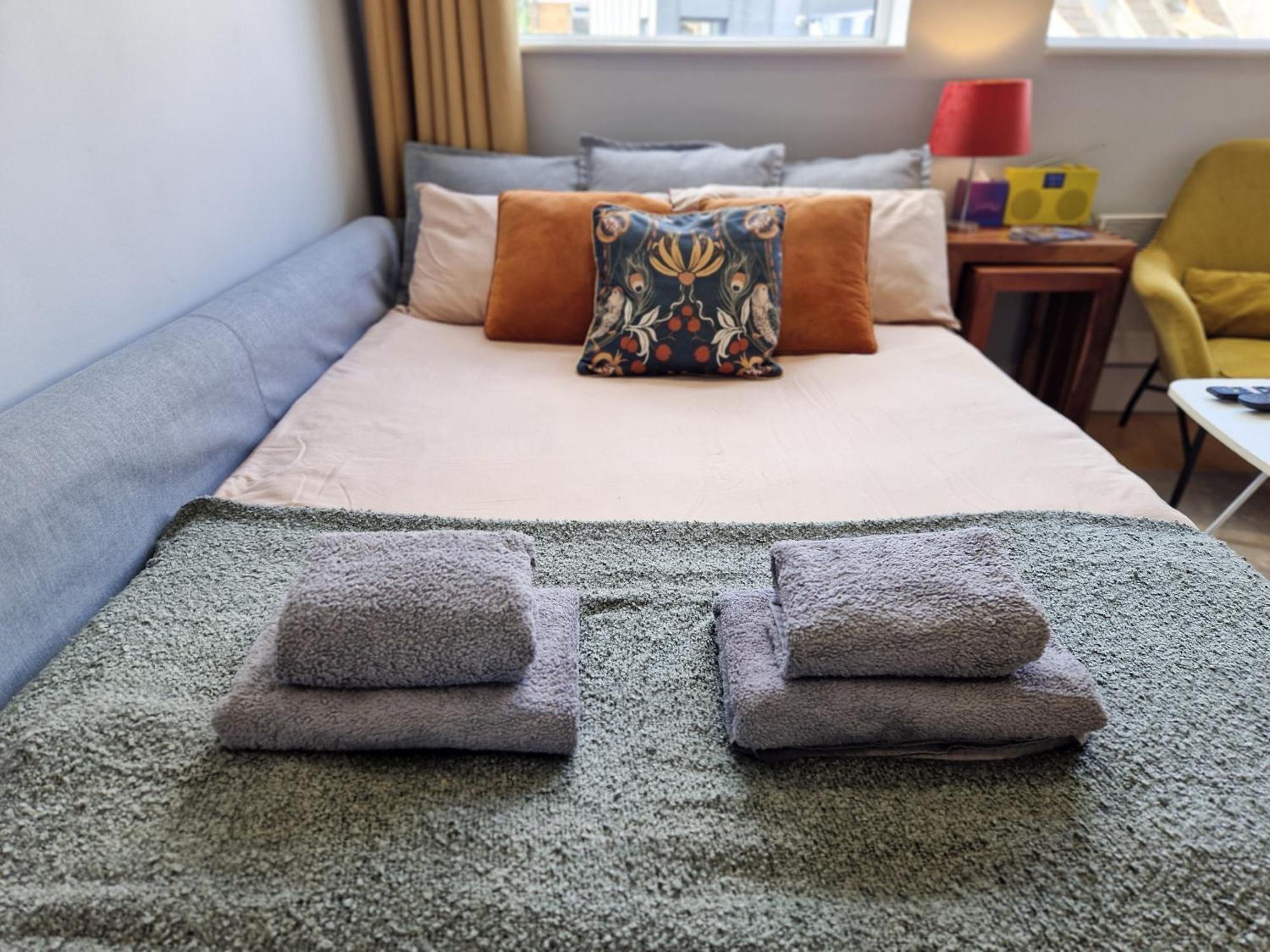 1-Bed Apartment, Close To Kensington Olympia With Free Wi-Fi & Netflix Лондон Экстерьер фото